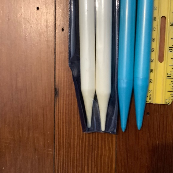 Two pairs jumbo/ bulky knitting needles. Size US 19/ 15mm. EUC - Picture 3 of 4